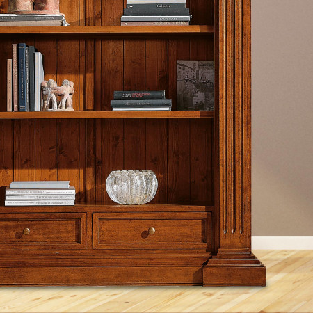 Libreria classica in legno intagliata con dettagli capitelli