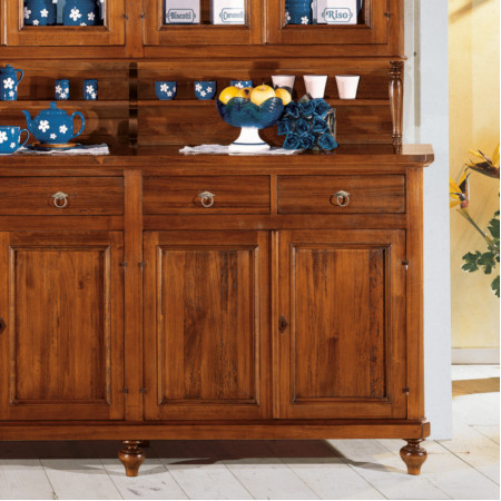 Credenza con alzata uso piattaia, dettagli ante riquadrate