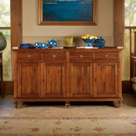 Credenza classica in legno, dettaglio dei piedi torniti