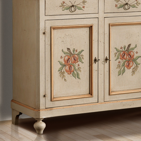 Dettaglio decorazione floreale su credenza classica