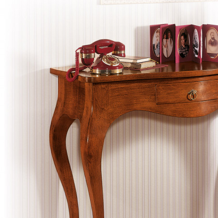 Consolle classica sagomata con gamba curva in legno