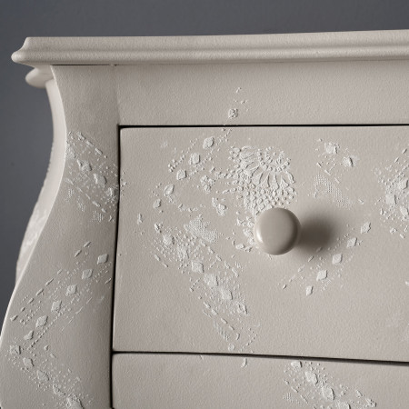 Como' bombato con tre cassetti e decorazione in rilievo