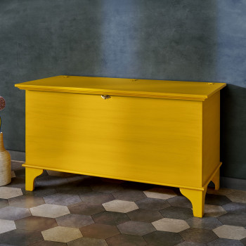 Cassapanca lineare in legno con piedini sagomati