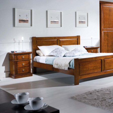 Camera classica da letto in legno