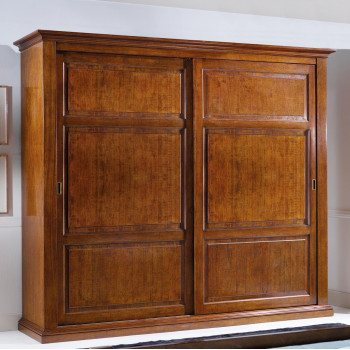 Armadio arte povera con ante scorrevoli, dettagli in legno