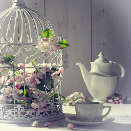 Dettaglio della specchiera bianco lucido con fiori