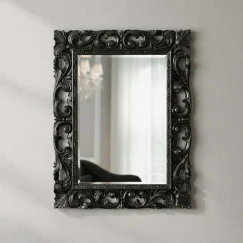 Specchiera laccata nero lucido, dettagli barocchi