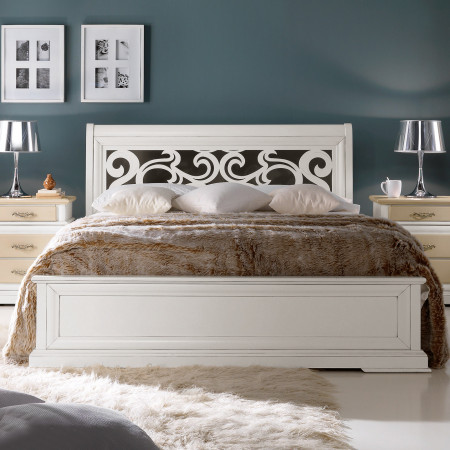 Letto matrimoniale con testata traforata in legno massello