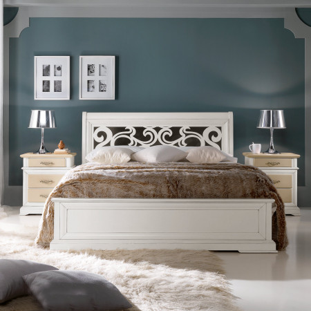 Letto matrimoniale testata traforata, dettaglio camera