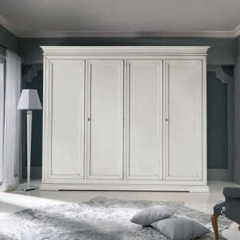 Armadio a 4 ante con cassettiera in ambiente elegante