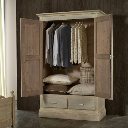 Armadio in legno massello di abete con 2 ante battenti e 2 cassetti