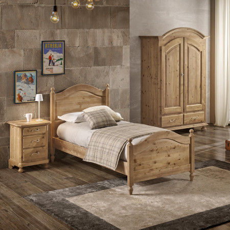 Comodino in legno massello di abete con 3 cassetti e piedi torniti