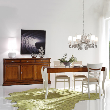 Credenza classica in legno con dettaglio ambientato