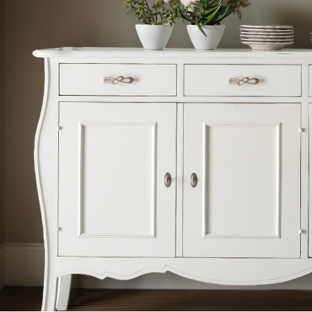 Credenza classica in legno con dettagli sagomati e finitura bianca