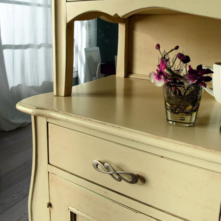 Vetrina contemporanea con porta liscia e maniglia decorativa