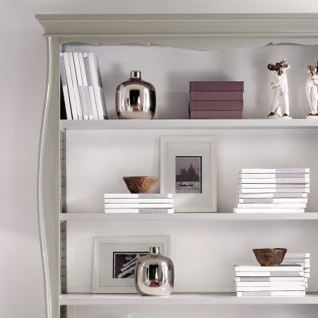 Dettaglio libreria con 3 cassetti e decorazioni, ripiani con oggetti