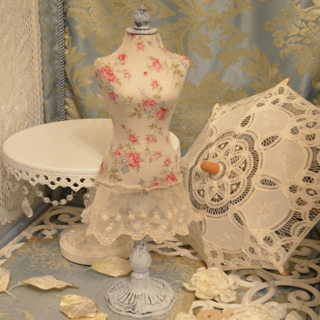 Portavaso shabby in legno con dettagli floreali