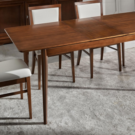 Sala da pranzo classica in legno con credenza vetrina tavolo e sedie