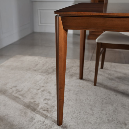 Sala da pranzo classica in legno con credenza vetrina tavolo e sedie