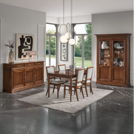 Sala da pranzo classica in legno con credenza vetrina tavolo e sedie
