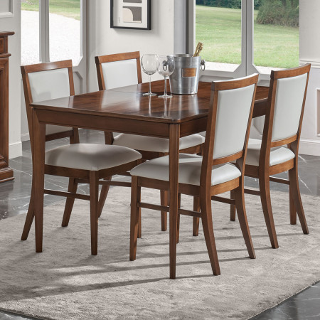 Sala da pranzo classica in legno con credenza vetrina tavolo e sedie