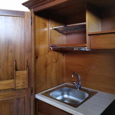 Armadio cucina a scomparsa con ante bugnate in legno