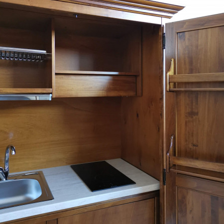Armadio cucina a scomparsa in legno con ante aperte