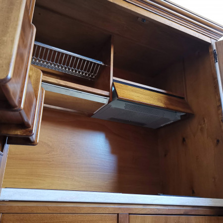 Dettaglio interno armadio cucina a scomparsa