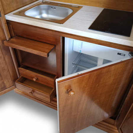 Armadio cucina a scomparsa in legno con ante bugnate