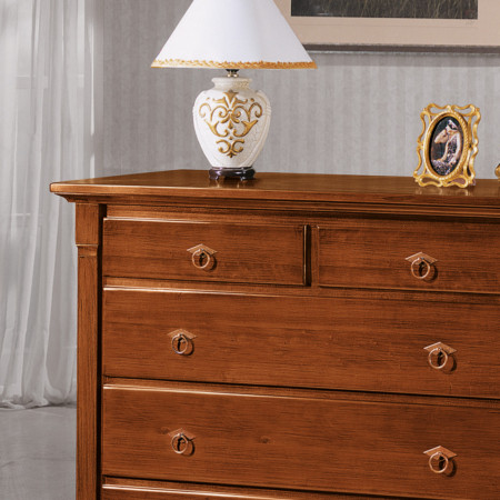 Comò classico in legno con 5 cassetti e finiture eleganti