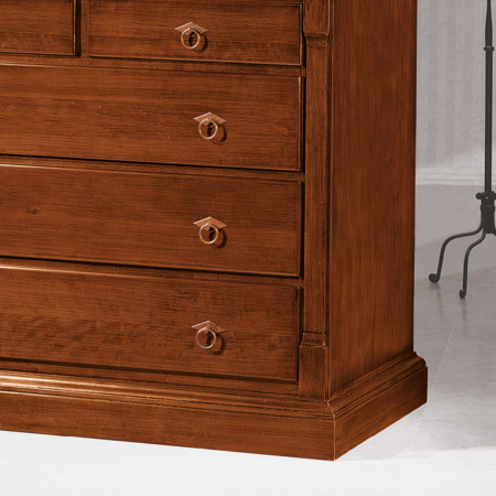 Comò classico in legno con dettagli della cornice