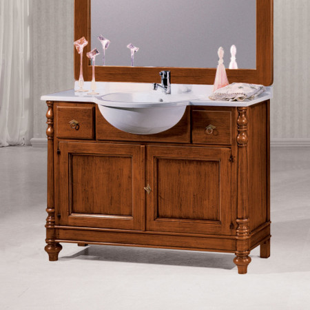 Bagno classico completo di specchiera, dettagli legno