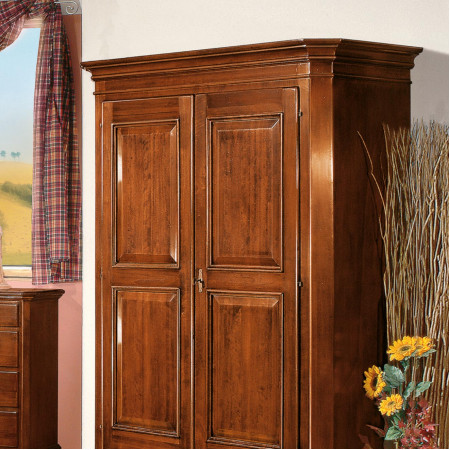 Comò in legno della camera classica da letto