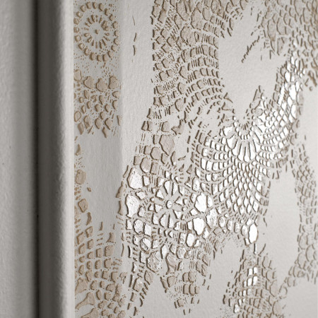 Armadio in legno con 2 ante 2 cassetti con decorazioni in rilievo