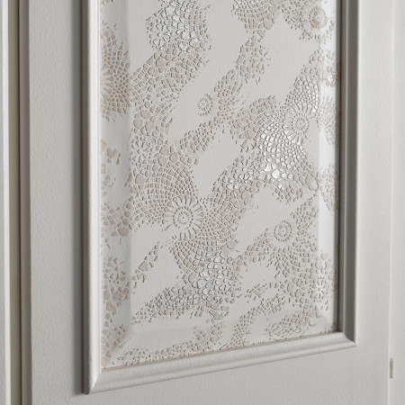 Armadio in legno con 2 ante 2 cassetti con decorazioni in rilievo