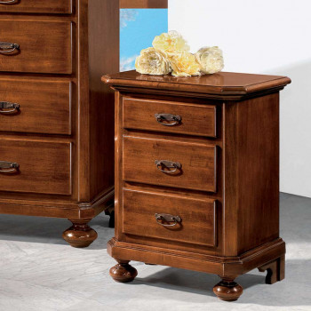 Comodino classico in legno con 3 cassetti e piedi torniti, dettaglio frontale