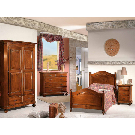 Comò in legno della camera classica da letto