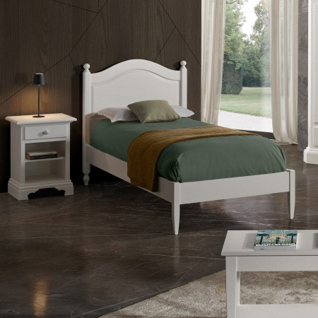 Letto in legno a una piazza con giroletto