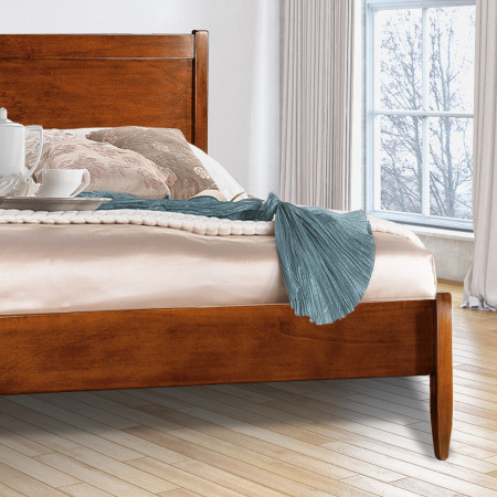 Letto classico in legno con giroletto basso, dettaglio piedi a spillo