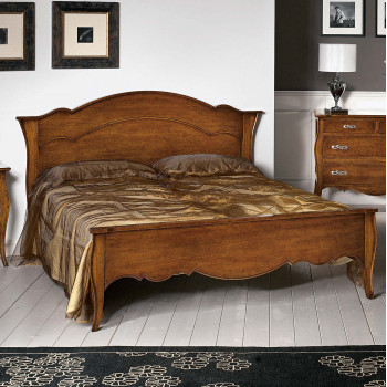 Letto matrimoniale con testata sagomata e pediera