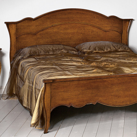 Camera da letto classica in legno bianco con dettagli eleganti