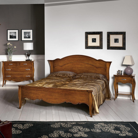 Camera da letto classica in legno con armadio e comodini