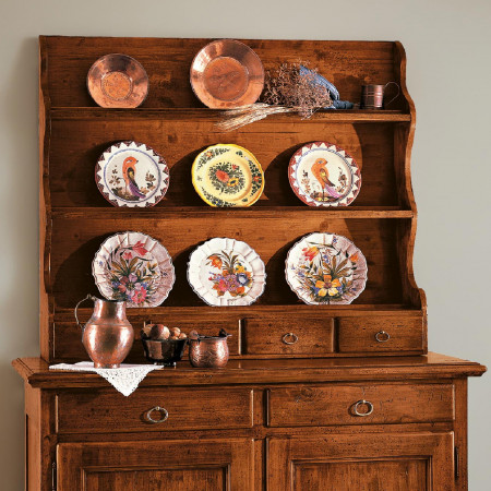 Credenza con piattaia 2 ante, dettaglio piatti decorativi