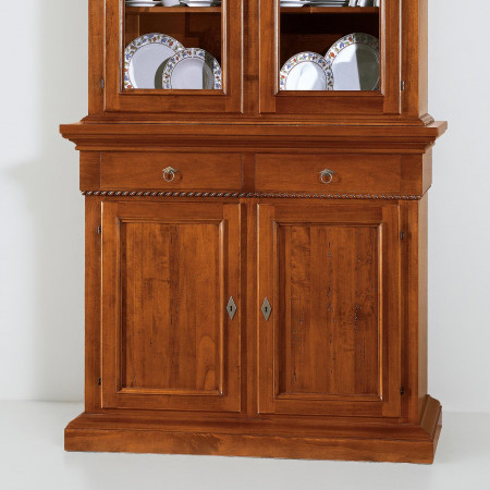 Credenza con alzata, dettaglio delle ante in legno massello