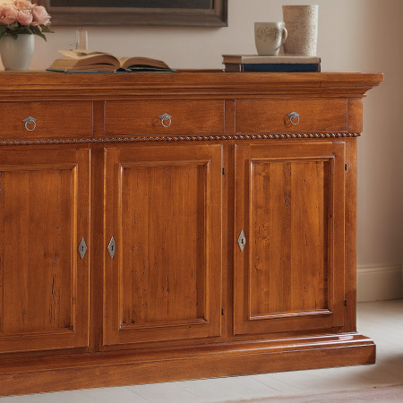 Dettaglio credenza 3 ante 3 cassetti, cornice intagliata