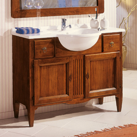 Bagno con specchiera e lampade, dettaglio legno multistrati