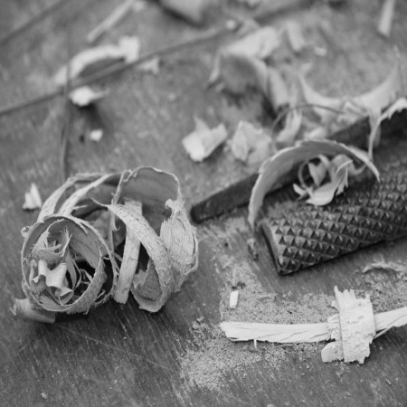 Trucioli e strumenti artigianali su tavolo in legno