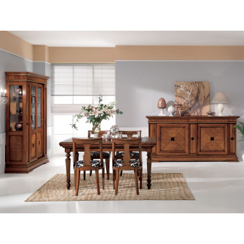 Sala da pranzo classica in legno con credenza e vetrina