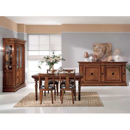 Sala da pranzo classica in legno con credenza e vetrina