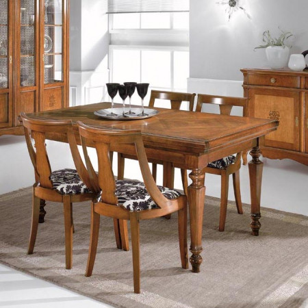 Sala da pranzo classica con tavolo rettangolare in legno